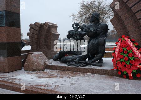 Brest, Weißrussland - 12. Januar 2022: Denkmal den sowjetischen Grenzsoldaten. Ewige Erinnerung an die, die im Kampf starben. Mai 9 Stockfoto