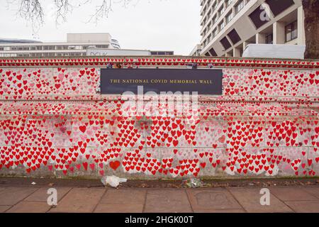 London, Großbritannien. 21st Januar 2022. Rote Herzen sind an der National Covid-19 Memorial Wall zu sehen.Freiwillige malen weiterhin neue Herzen und malen einige, die im Laufe der Zeit verblasst sind. Über 150.000 rote Herzen wurden bis heute an die Wand vor dem St. Thomas' Hospital gegenüber dem Parlamentsgebäude gemalt, eines für jedes Leben, das COVID-19 verloren hat. (Foto: Vuk Valcic/SOPA Images/Sipa USA) Quelle: SIPA USA/Alamy Live News Stockfoto