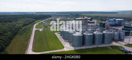 Luftaufnahme. Kläranlage. Vertikales Schwenken. Drohne fliegt vorwärts. Kläranlage. 4K Stockfoto