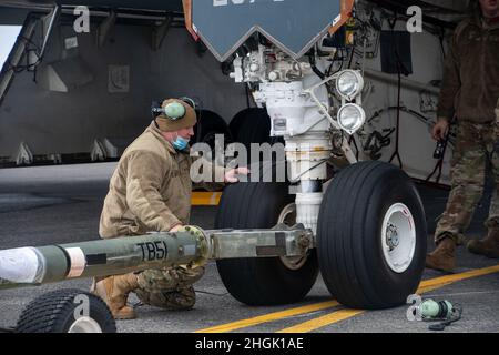 Personal Sgt. Daryl Bishop, ein Crewchef mit den 131. Maintenance Squadrons, bereitet sich darauf vor, einen B-2 Spirit Tarnbomber auf der Keflavik Air Base, Island, am 26. August 2021 zu schleppen. Die Tarnkappenbomber wurden mit Royal Air Force Typhoon-Kampfflugzeugen integriert, um eine Bomber Task Force Europe-Mission zu unterstützen, um die Interoperabilität und die Fähigkeiten mit NATO-Verbündeten und Partnern im gesamten europäischen Raum zu verbessern. Stockfoto