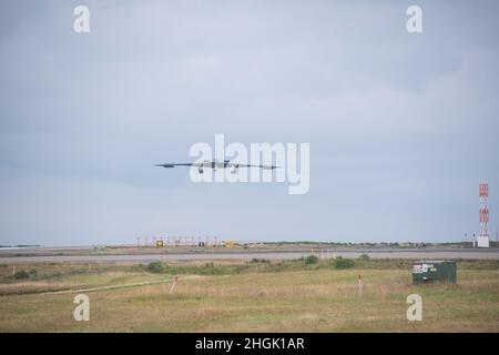 Ein B-2 Spirit Stealth-Bomber landet auf dem Keflavik Air Base, Island, 26. August 2021. Die Tarnkappenbomber wurden mit Royal Air Force Typhoon-Kampfflugzeugen integriert, um eine Bomber Task Force Europe-Mission zu unterstützen, um die Interoperabilität und die Fähigkeiten mit NATO-Verbündeten und Partnern im gesamten europäischen Raum zu verbessern. Stockfoto