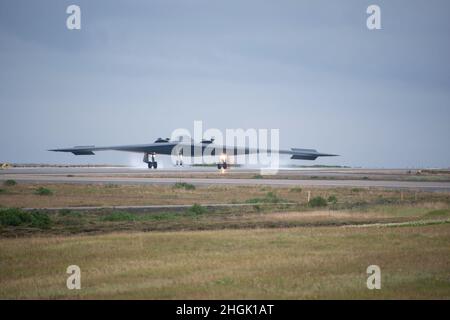 Ein B-2 Spirit Stealth-Bomber landet auf dem Keflavik Air Base, Island, 26. August 2021. Die Tarnkappenbomber wurden mit Royal Air Force Typhoon-Kampfflugzeugen integriert, um eine Bomber Task Force Europe-Mission zu unterstützen, um die Interoperabilität und die Fähigkeiten mit NATO-Verbündeten und Partnern im gesamten europäischen Raum zu verbessern. Stockfoto