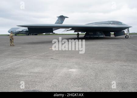 Flieger, die den 131. Und 509. Wartungsgeschwadern zugewiesen wurden, schleppen einen Stealth-Bomber B-2 Spirit auf dem Keflavik Air Base, Island, 26. August 2021. Die Tarnkappenbomber wurden mit den Eurofighter-Taifunen der Royal Air Force integriert, um die Interoperabilität und die Fähigkeiten mit NATO-Verbündeten und -Partnern im gesamten europäischen Raum zu verbessern. Stockfoto