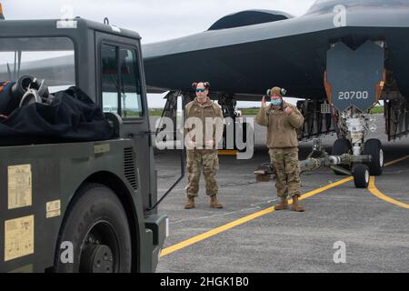 Personal Sgt. Daryl Bishop, ein Crewchef mit den 131. Maintenance Squadrons, bereitet sich darauf vor, einen B-2 Spirit Tarnbomber auf der Keflavik Air Base, Island, am 26. August 2021 zu schleppen. Die Tarnkappenbomber wurden mit Royal Air Force Typhoon-Kampfflugzeugen integriert, um eine Bomber Task Force Europe-Mission zu unterstützen, um die Interoperabilität und die Fähigkeiten mit NATO-Verbündeten und Partnern im gesamten europäischen Raum zu verbessern. Stockfoto
