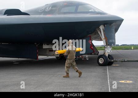 Flugleute, die den 131. Und 509. Wartungsgeschwadern zugewiesen wurden, führen nach dem Flug Wartungsarbeiten an einem B-2 Spirit Stealth-Bomber auf der Keflavik Air Base, Island, am 26. August 2021 durch. Die Tarnkappenbomber wurden mit Royal Air Force Typhoon-Kampfflugzeugen zur Unterstützung einer Bomber Task Force-Mission integriert, um die Interoperabilität und die Fähigkeiten mit NATO-Verbündeten und -Partnern im gesamten europäischen Theater zu verbessern. Stockfoto