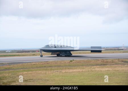 Ein B-2 Spirit Stealth-Bomber landet auf dem Keflavik Air Base, Island, 26. August 2021. Die Tarnkappenbomber wurden mit Royal Air Force Typhoon-Kampfflugzeugen integriert, um eine Bomber Task Force Europe-Mission zu unterstützen, um die Interoperabilität und die Fähigkeiten mit NATO-Verbündeten und Partnern im gesamten europäischen Raum zu verbessern. Stockfoto