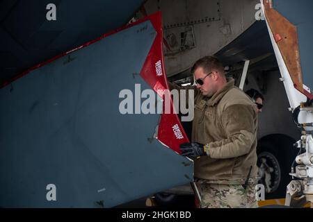 Personal Sgt. Zachary Kanouse, ein Crewchef mit den 509. Maintenance Squadrons, führt nach dem Flug Wartungsarbeiten an einem B-2 Spirit Tarnbomber auf der Keflavik Air Base, Island, am 26. August 2021 durch. Die Tarnkappenbomber wurden mit Royal Air Force Typhoon-Kampfflugzeugen integriert, um eine Bomber Task Force Europe-Mission zu unterstützen, um die Interoperabilität und die Fähigkeiten mit NATO-Verbündeten und Partnern im gesamten europäischen Raum zu verbessern. Stockfoto