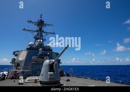 PHILIPPINISCHES MEER (Aug 26, 2021) der Arleigh Burke-Klasse Lenkraketen-Zerstörer USS Barry (DDG 52) segelt während MALABAR 2021 in der philippinischen See. Barry ist derzeit im Einsatz und unterstützt Commander, Task Force 71 (CTF 71)/Destroyer Squadron 15 (DESRON 15), die größte vorwärtseingesetzte DESRON der Marine und die wichtigste Surface Force der 7. US-Flotte. Stockfoto