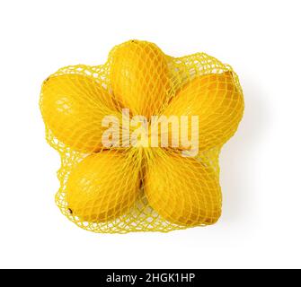 Reife Bio-Zitronen in einem gelben Netzbeutel isoliert auf weißem Hintergrund. Netzsack mit frischen Zitrusfrüchten. Kauf verpackte Früchte, Zitronenbeutel. Draufsicht. Stockfoto