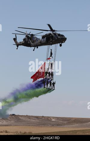 ESKISEHIR, TÜRKEI - 12. SEPTEMBER 2021: Hubschrauber der türkischen Polizei werden in der Sivrihisar SHG Airshow ausgestellt Stockfoto