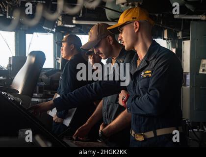 STRASSE VON TAIWAN (Aug 27, 2021) Matrosen stehen im Pilothaus an Bord des Arleigh-burke-Klasse Lenkraketen-Zerstörers USS Kidd (DDG 100) während der Durchführung von Routineoperationen, 27. August. Kidd wird eingesetzt und unterstützt Commander, Task Force (CTF) 71/Destroyer Squadron (DESRON) 15, die größte vorwärtseingesetzte DESRON der Marine und die wichtigste Surface Force der 7. US-Flotte. Stockfoto