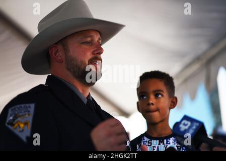 Sean Flynn, Wildtierdirektor des Nevada Department of Wildlife, erhielt eine silberne Rettungsmedaille von der hinteren Küstenwache. Brian Penoyer, Kommandant des elften Küstenwache-Bezirks, während einer Preisverleihung am Freitag. Flynn rettete im Mai 2020 ein dreijähriges Mädchen vor dem Ertrinken am Lake Mead in Boulder City, Nevada. Stockfoto