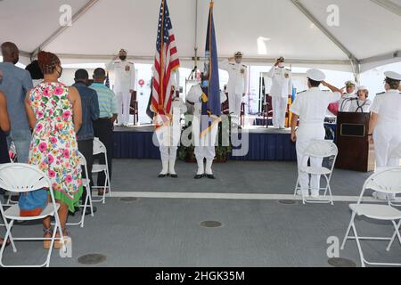 210827-N-AC165-0010 NORFOLK, VA. (27. August 2021) – Military Sealift Command in the Atlantic (MSCLANT) wechselte die Hände, als der Kapitän der Marine Daniel E. Broadhurst die Kapitolanwärter der Marine Janice G. Smith als commodore des in Norfolk ansässigen Military Sealift Command Atlantic während einer Befehlswechselzeremonie an Bord von USNS Comfort auf der Marinestation Norfolk absetzte, 27. August 2021. Die Teilnehmer stehen auf dem Tisch, als die Navy-Sängerin MU3 Trisha Phillips eine kraftvolle Wiedergabe der Nationalhymne der Vereinigten Staaten singt. Stockfoto