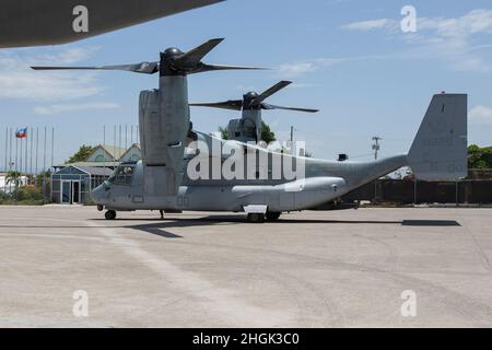 Ein Marine Corps MV-22B Osprey der Vereinigten Staaten mit Marine Medium Tiltrotor Squadron 266, 2nd Marine Aircraft Wing, II Marine Expeditionary Force, kommt in Port-au-Prince, Haiti, an, um die Joint Task Force-Haiti für eine humanitäre Hilfe- und Katastrophenhilfe-Mission zu unterstützen, 27. August 2021. Stockfoto