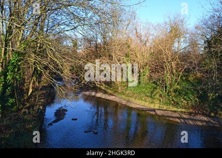 River Pool, ein Nebenfluss der Ravensbourne und der Themse, in Catford an einem Wintertag. Der Radweg verbindet Greenwich-Beckenham über Lewisham. Stadtstrom Stockfoto