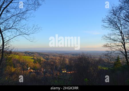 Blick vom Mariners Hill über das Chartwell Estate nach Kent Weald im Winter kurz vor Sonnenuntergang, wunderschöner blauer Himmel und Winteratmosphäre Stockfoto