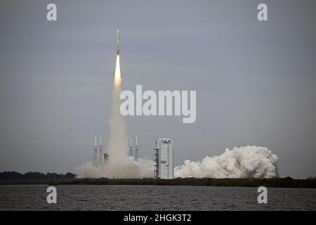 Cape Canaveral, USA. 21st Januar 2022. United Launch Alliance startet am Freitag, den 21. Januar 2022, auf der Cape Canaveral Space Force Station in Florida seine ATLAS V-Rakete, um zwei USSF-Satelliten für die Space Force vom Complex 41 zu verstärken. Die Satelliten sind Teil des geosynchronen Space Situational Awareness Program der Space Force, das Aktivitäten in der geosynchronen Umlaufbahn überwachen kann. Foto von Joe Marino/UPI Kredit: UPI/Alamy Live Nachrichten Kredit: UPI/Alamy Live Nachrichten Stockfoto