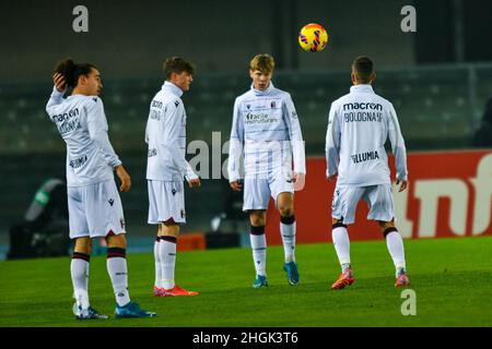 Verona, Italien. 21st Januar 2022. FC Bologna Aufwärmphase während des Spiels Hellas Verona FC gegen FC Bologna, italienische Fußballserie A in Verona, Italien, Januar 21 2022 Quelle: Independent Photo Agency/Alamy Live News Stockfoto