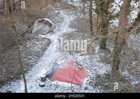 Obdachlosenzelte im Winter in Wannsee, Berlin, Deutschland - 20. Januar 2022. Stockfoto