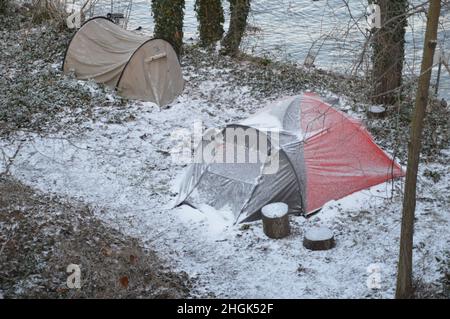 Obdachlosenzelte im Winter in Wannsee, Berlin, Deutschland - 20. Januar 2022. Stockfoto