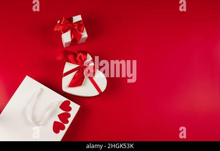 Flach liegend. Verpackungen für Einkäufe, Geschenke und Pakete auf rotem Hintergrund Stockfoto