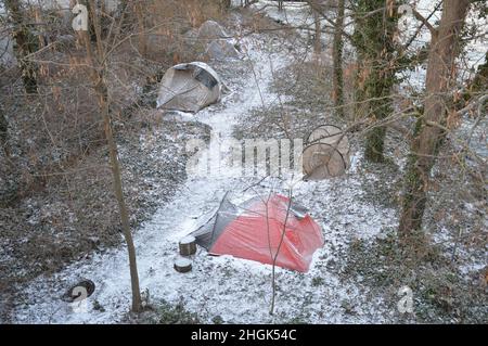 Obdachlosenzelte im Winter in Wannsee, Berlin, Deutschland - 20. Januar 2022. Stockfoto