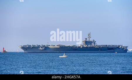 YOKOSUKA, Japan (Aug 28, 2021) – der Flugzeugträger der Nimitz-Klasse, USS Carl Vinson (CVN 70), steuert die Bucht von Tokio auf dem Weg zum Commander, Fleet Activities Yokosuka zu einem planmäßigen Hafenbesuch. Carl Vinson, der in San Diego, Kalifornien, stationiert ist, und die zugehörige Carrier Strike Group (CSG 1) befinden sich im operativen Bereich der 7. US-Flotte im Rotationseinsatz, um die Interoperabilität mit Partnern zu verbessern und als einsatzbereite Kraft zur Unterstützung einer freien und offenen Region im Indo-Pazifik-Raum zu fungieren. Stockfoto