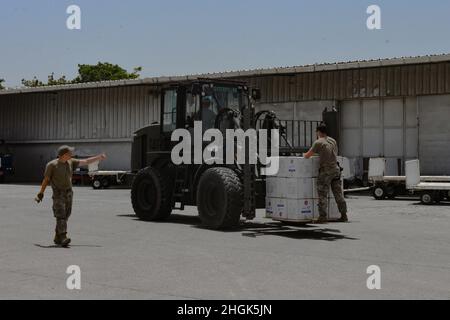 Die Dienstmitglieder der Joint Task Force Haiti (JTF-Haiti) beladen die Hilfe auf Paletten am internationalen Flughafen Port-au-Prince, Haiti, 28. August 2021. Die JTF-Haiti und die US-Agentur für internationale Entwicklung haben seit einem Erdbeben am 14. August 2021 über 240,000 Pfund humanitäre Hilfe geleistet. Stockfoto