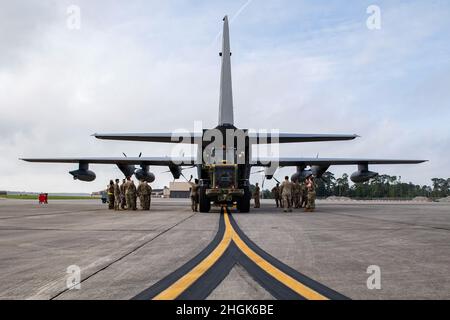 Ein US Air Force Airman vom 23. Logistics Readiness Squadron lädt Paletten auf ein HC-130J Combat King II Frachtflugzeug auf der Moody Air Force Base, Georgia, 28. August 2021. Mehr als 160 Flieger aus dem 822. Base Defense Squadron wurden zur Unterstützung der Task Force Holloman auf der Luftwaffenbasis in New Mexico eingesetzt. Das Verteidigungsministerium stellt über das US-Nordkommando und zur Unterstützung des Heimatschutzministeriums Transport, vorübergehende Unterbringung, medizinische Vorsorgeuntersuchungen und allgemeine Unterstützung für mindestens 50,000 afghanische Evakuierte in geeigneten Einrichtungen, in Dauereinrichtungen oder in Te, bereit Stockfoto