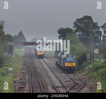 Querzüge der Baureihe 221, vorbei an 2 Direct Rail Services, Lokomotiven der Baureihe 68 mit Güterzug im Passing Loop @ Ashchurch nach Tewkesbury Stockfoto