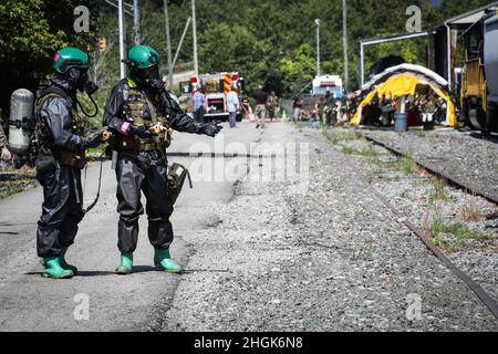 Belle, West Virginia (28. August 2021) – US-Marineinfanteristen der Chemical Biological Incident Response Force führen eine fiktive Reaktion auf einen Notfall durch, bei dem ein Zug mit einem Bus in Belle, West Virginia, kollidiert. Vigilant Guard ist eine jährliche groß angelegte Katastrophenschutzübung, die vom Northern Command der USA in Zusammenarbeit mit dem National Guard Bureau gesponsert wird und das auf Bundes-, Landes- und kommunaler Ebene Angehörige des Militärs, der öffentlichen Sicherheit, Ersthelfer und Partner des privaten Sektors zusammenbringt. Die mehrtägige, praxisnahe und stimulierte Trainingsübung unterstützt die Entwicklung, Verbesserung und Intero Stockfoto