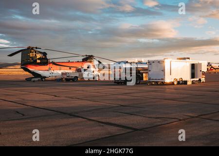 N947CH CH-47D Chinook Hubschrauber macht sich bereit, bei der Bekämpfung eines Waldbrands in der Nähe des Regionalflughafens Sierra Blanca, New Mexico, zu helfen Stockfoto