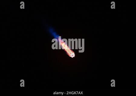 Eine SpaceX Falcon 9-Rakete mit der CRS-23-Nutzlast der NASA startet vom Launch Complex 39A im Kennedy Space Center, Florida, 29. August 2021. Die Dragon-Raumsonde brachte etwa 4,800 Pfund an lebenswichtiger Ausrüstung und Ausrüstung sowie mehr als ein Dutzend Nutzlasten zur Internationalen Raumstation. Stockfoto