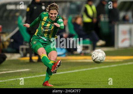 Den Haag, Niederlande. 21st Januar 2022. DEN HAAG, NIEDERLANDE - 21. JANUAR: Pleun Raaymakers von ADO Den Haag während des Pure Energie Eredivisie Vrouwen-Matches zwischen ADO Den Haag und PEC Zwolle am 21. Januar 2022 im Cars Jeans Stadion in Den Haag, Niederlande (Foto: Hans van der Valk/Orange Picles) Quelle: Orange Pics BV/Alamy Live News Stockfoto