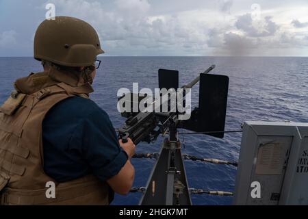 PAZIFISCHER OZEAN (29. August 2021) Boatswains Mate 3rd Klasse Jezreel Marayag aus San Diego feuert während einer Live-Feuerübung an Bord des Amphibiendocks USS Pearl Harbor (LSD 52), 29. August, ein M2HB Maschinengewehr ab. Pearl Harbor, Teil der USS Essex Amphibious Ready Group (ARG), zusammen mit der Marine Expeditionary Unit (MEU) von 11th, Ist im Verantwortungsbereich der US-Flotte von 7th tätig, um die Interoperabilität mit Verbündeten und Partnern zu verbessern und als einsatzbereite Einsatztruppe für den Frieden und die Stabilität in der Indo-Pazifik-Region zu dienen. Stockfoto