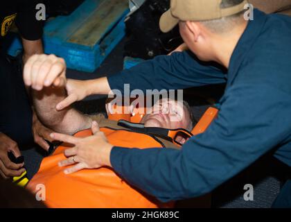 210830-N-LK647-0030 ATLANTIK (AUG 30, 2021) Culinary Specialist Seaman Joseph Matthew P. Pascua, rechts, bringt den Mate (Fuels) der 2. Klasse von Aviation Boatswain Patrick J. Barnes während einer Trainingsübung für Massenopfer an Bord der Expeditionary Sea Base USS Hershel 'Woody' Williams (ESB 4) auf eine Bahre, 30. August 2021. Hershel 'Woody' Williams ist im geplanten Einsatzgebiet der Sechsten Flotte der USA im Einsatz, um die nationalen Interessen und die Sicherheit der USA in Europa und Afrika zu unterstützen. Stockfoto