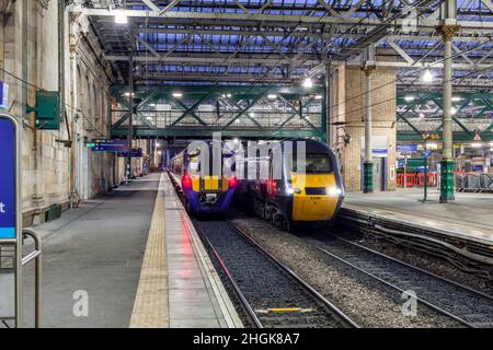 Crosscountry-Züge Diesel-Hochgeschwindigkeitszug und Scotrail Elektro Hitachi auf 200 Klasse 385 am Bahnhof Edinburgh Waverley Stockfoto