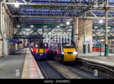 Crosscountry-Züge Diesel-Hochgeschwindigkeitszug und Scotrail Elektro Hitachi auf 200 Klasse 385 am Bahnhof Edinburgh Waverley Stockfoto