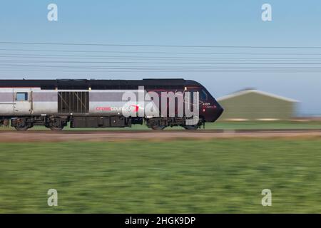 Crosscountry Züge Hochgeschwindigkeitszug ( Intercity 125 ) Powercar 43321 mit Geschwindigkeit auf der Ostküste Hauptlinie geschwenkt Stockfoto