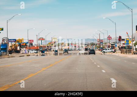 Die Hauptstraße übersät mit Fast-Food-Restaurant Beschilderung in Alamogordo, New Mexico, USA Stockfoto