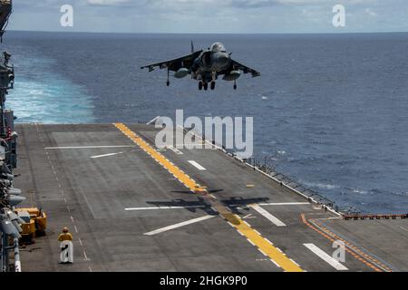 PAZIFISCHER OZEAN (31. August 2021) ein AV-8B Harrier, der an das Marine Attack Squadron (VMA) 214, 11. Marine Expeditionary Unit (MEU) angeschlossen ist, landet auf dem Flugdeck des amphibischen Angriffsschiffes USS Essex (LHD 2), 31. August. Essex, Flaggschiff der Amphibious Ready Group (ARG) von Essex, und die 11. Marine Expeditionary Unit (MEU) sind im Verantwortungsbereich der 7. US-Flotte tätig, um die Interoperabilität mit Verbündeten und Partnern zu verbessern und als einsatzbereite Einsatztruppe für den Frieden und die Stabilität in der Indo-Pazifik-Region zu dienen. Stockfoto