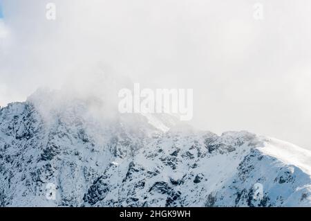 Winterlandschaft der Tatra. Blick auf die schneebedeckten Gipfel der Tatra. Świnica Peak Stockfoto