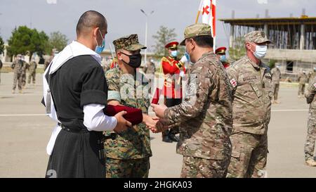 US Marine Corps LT. Col. Alan Miller, der für die Rotation 13 verantwortliche Offizier des georgischen Trainingsteams, erhält die Medaille „General Kvinitadze“, eine Auszeichnung, die an diejenigen verliehen wird, die eine hohe Kampfbereitschaft der Truppen aufrechterhalten, von Maj. General Giorgi Matiashvili, Chef der georgischen Streitkräfte, Während der Abschlusszeremonie des Georgia Deployment Programme (GDP) im Joint Training and Evaluation Center in der Nähe von Tiflis, Georgien, am 31. August 2021. Das BIP ist nach fast zwei Jahrzehnten der gemeinsamen Ausbildung des US-Marine Corps und der georgischen Streitkräfte zu einem Ende gekommen. Stockfoto