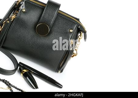 Elegantes Accessoire-Set für Frauen. Beutel und Kosmetik auf weißem Hintergrund isoliert. Freier Speicherplatz für Text. Stockfoto