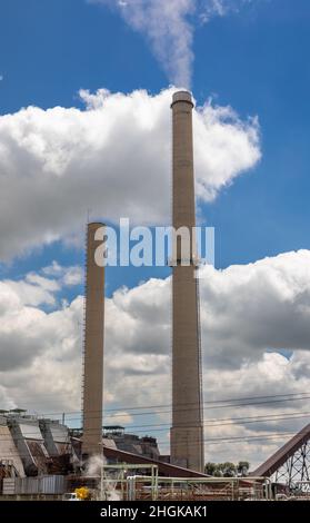 Rauch, der aus dem Rauchstapel an Industriegebäuden entsteht Stockfoto