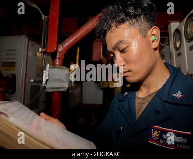 PHILIPPINISCHES MEER (Aug 31, 2021) Electricians Mate 3rd Class Rizaldy Gabay, führt vorbeugende Wartungsarbeiten im Maschinenraum an Bord des Arleigh Burke-Class Lenkraketen-Zerstörers USS Barry (DDG 52) durch. Barry wird eingesetzt, um Commander, Task Force (CTF) 71/Destroyer Squadron (DESRON) 15, die größte vorwärtseingesetzte DESRON der Marine und die wichtigste Surface Force der US-Flotte von 7th, zu unterstützen. Stockfoto