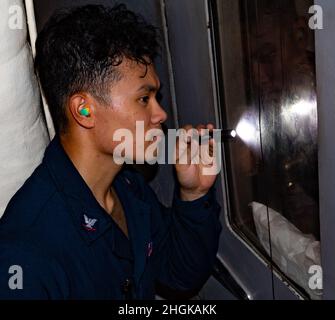 PHILIPPINISCHES MEER (Aug 31, 2021) Electricians Mate 3rd Class Rizaldy Gabay, führt vorbeugende Wartungsarbeiten im Maschinenraum an Bord des Arleigh Burke-Class Lenkraketen-Zerstörers USS Barry (DDG 52) durch. Barry wird eingesetzt, um Commander, Task Force (CTF) 71/Destroyer Squadron (DESRON) 15, die größte vorwärtseingesetzte DESRON der Marine und die wichtigste Surface Force der US-Flotte von 7th, zu unterstützen. Stockfoto