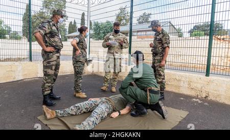 US Navy Petty Officer 2nd Klasse Korina Mabile, und ein Mitglied der Utah Guard interpretieren taktischen Kampf Unfallversicherung für die Soldaten der Royal Moroccan Armed Forces (FAR) in der Nähe von Kenitra, Marokko, 30. August 2021. Der Schwerpunkt des Kurses Humanitarian Mine Action ist die Umsetzung einer Train-the-Trainer-Lehrzeit, die die Fähigkeiten der FAR entwickelt, um ihr eigenes Personal in Vorbereitung auf zukünftige Einsätze zu Schulen. Stockfoto