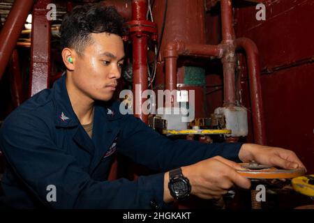 PHILIPPINISCHES MEER (Aug 31, 2021) Electricians Mate 3rd Class Rizaldy Gabay, führt vorbeugende Wartungsarbeiten im Maschinenraum an Bord des Arleigh Burke-Class Lenkraketen-Zerstörers USS Barry (DDG 52) durch. Barry wird eingesetzt, um Commander, Task Force (CTF) 71/Destroyer Squadron (DESRON) 15, die größte vorwärtseingesetzte DESRON der Marine und die wichtigste Surface Force der US-Flotte von 7th, zu unterstützen. Stockfoto