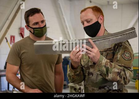 Personal Sgt. Austin Oliver, 19th Maintenance Squadron Flugzeugbau-Handwerker, rechts, zeigt Staff Sgt. Jeffrey Brown, 19th MXS, zwei fertiggestellte Blechteile auf der Little Rock Air Force Base, Arkansas, 31. August 2021. Flieger aus der Blechwerkstatt, können schneiden, trimmen, biegen, Kerbe, polieren oder Formen Sie eine Vielzahl von Metall und Schläuchen, um die Anforderungen der Mission zu erfüllen. Stockfoto